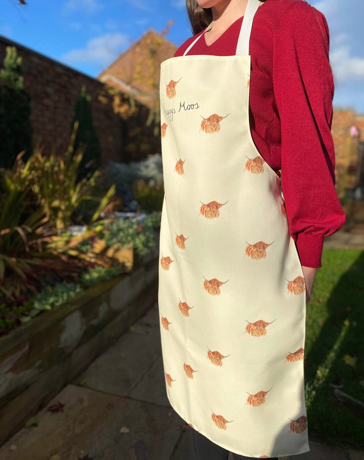 Country highland cow apron. Highland cow gifts or country kitchen and homeware.