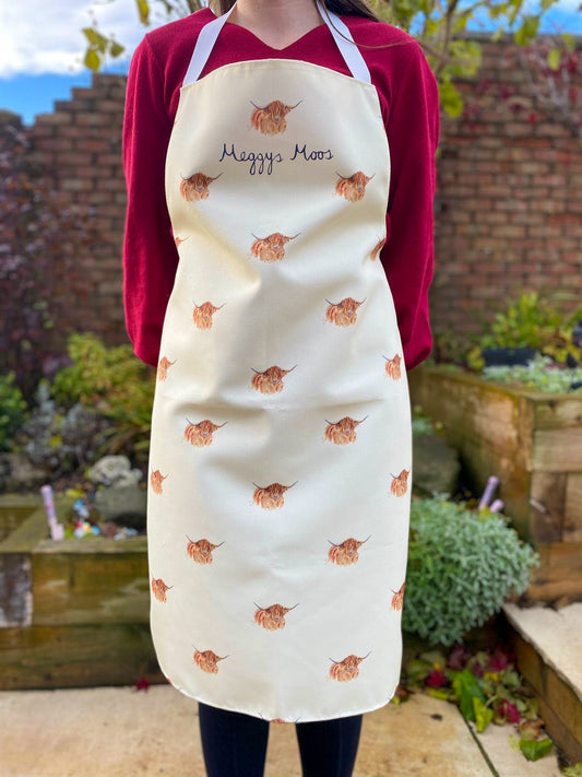 Country highland cow apron. Highland cow gifts or country kitchen and homeware.