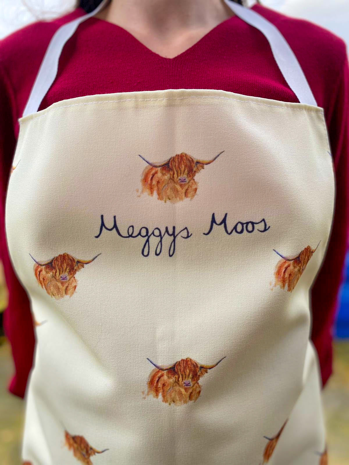 Country highland cow apron. Highland cow gifts or country kitchen and homeware.